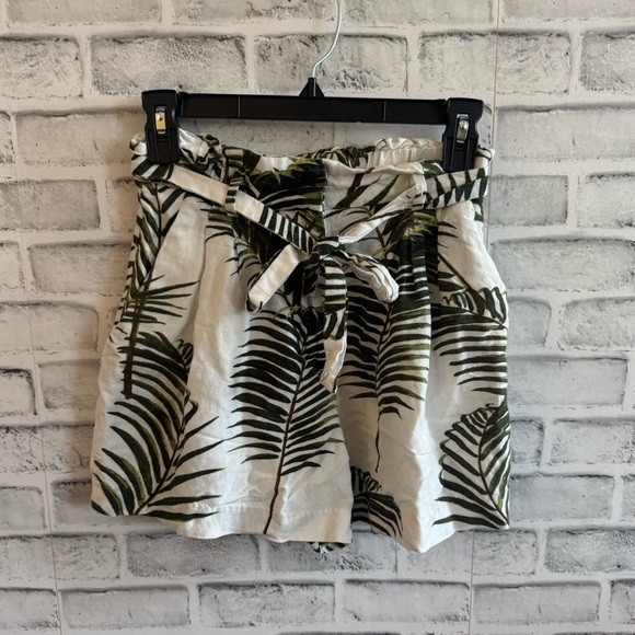 Women’s H&M palm print pleated linen blend belted shorts Size 4 - Picture 2 of 4